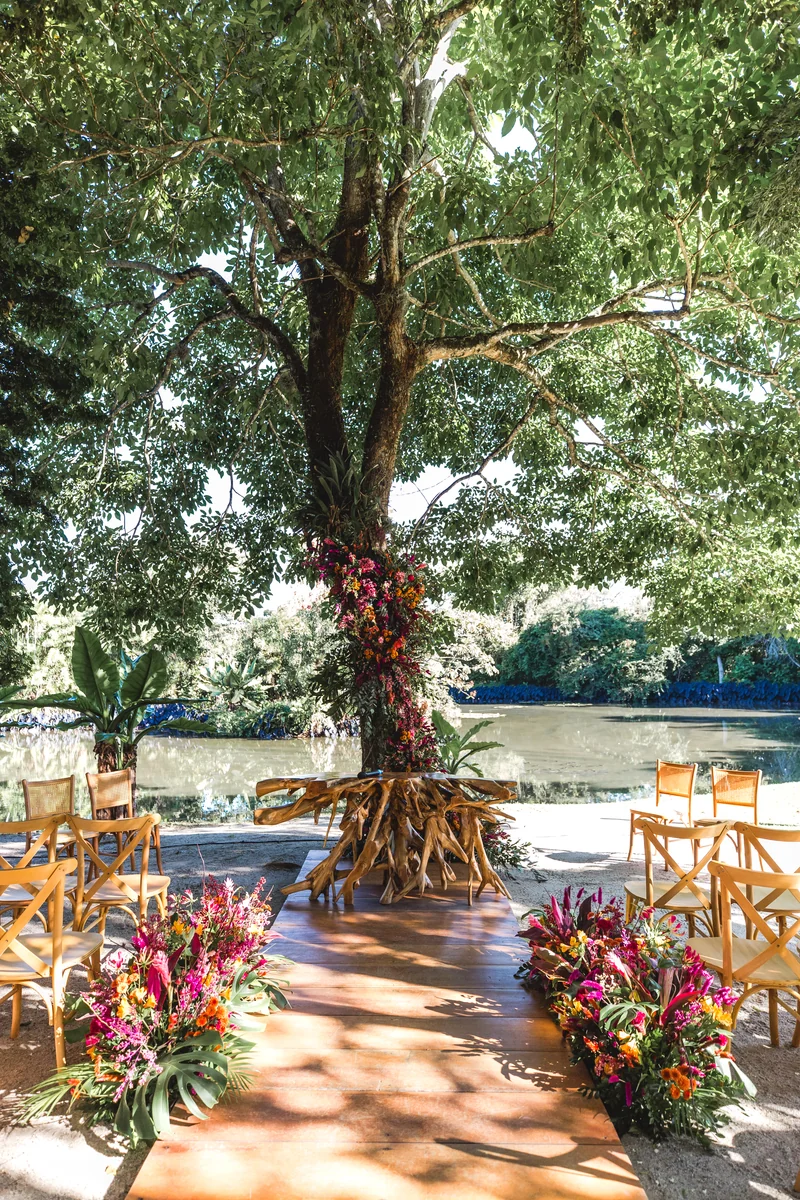Casamento ao ar livre cercado pela Mata Atlântica