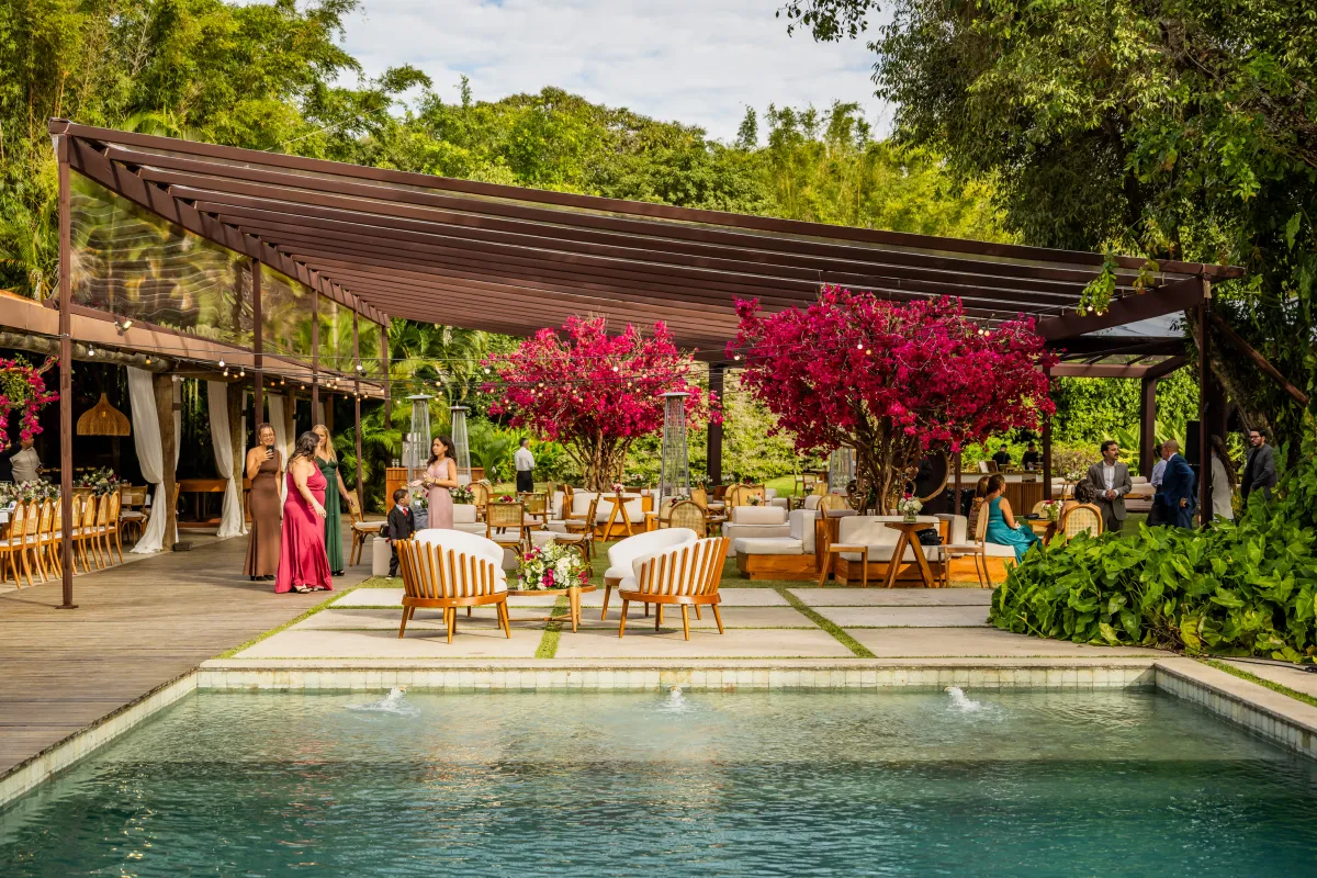 Cerimônia ao pôr do sol no jardim