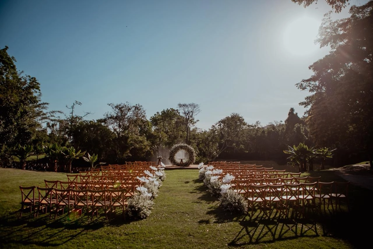 Mesa de convidados decorada com flores naturais