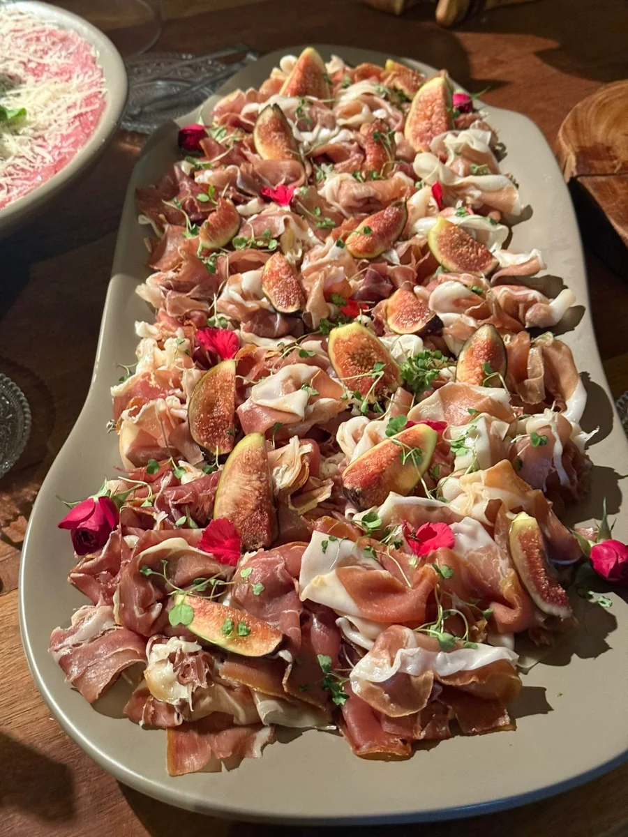 Mesa de frios e aperitivos para recepção